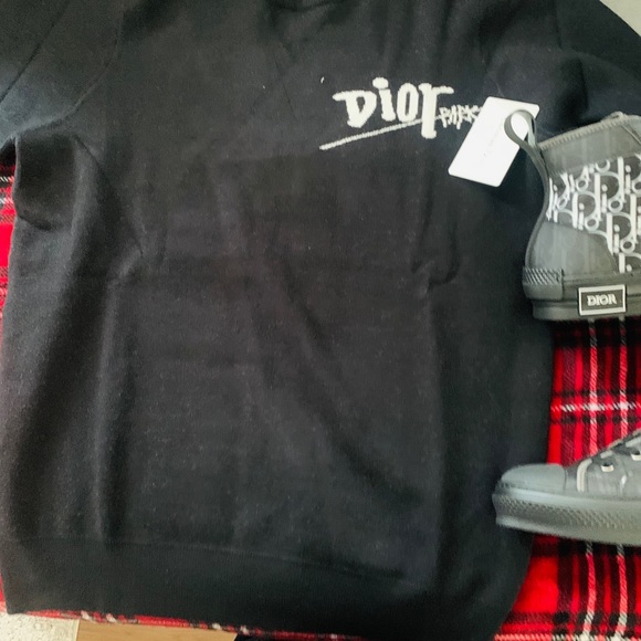 Selling my Dior Shoes and sweater, hardly with excellent condition. - Picture 2 of 3